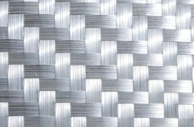 Hvad bruges fiberglaskerne-måtte til i sandwichpaneler?